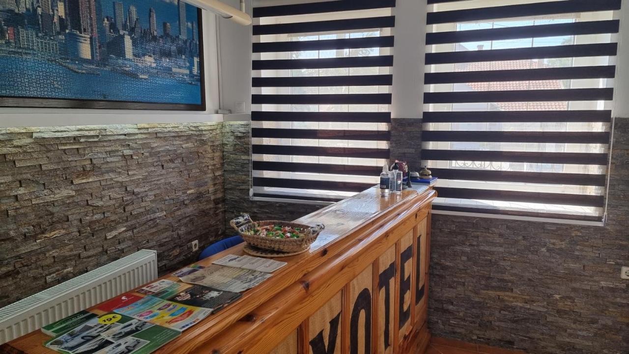 Guest House Luxotel Zrenjanin Buitenkant foto