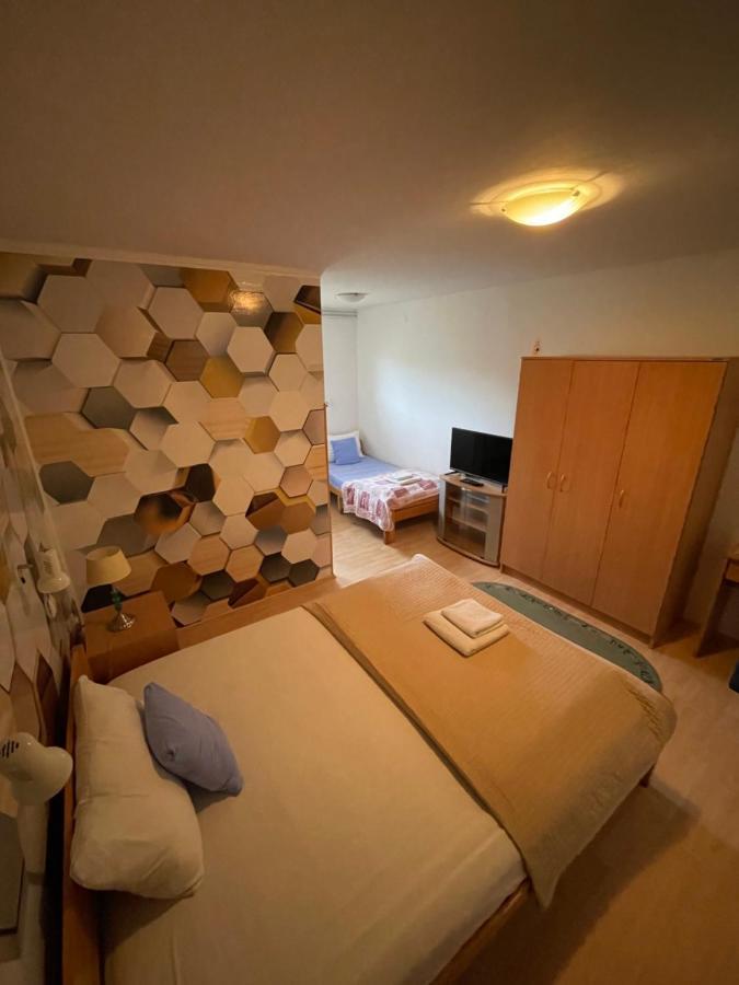 Guest House Luxotel Zrenjanin Buitenkant foto