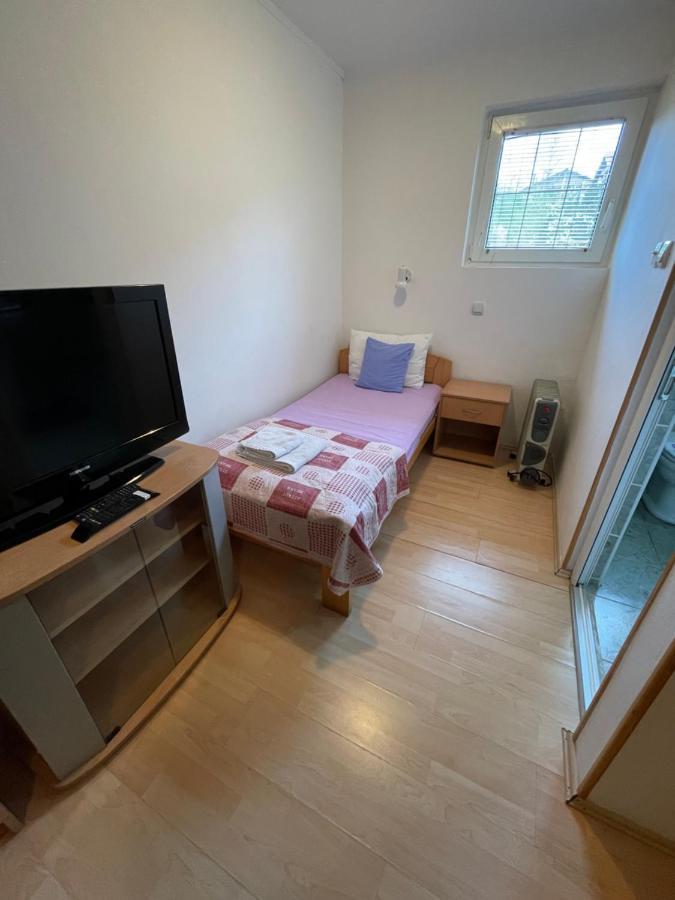 Guest House Luxotel Zrenjanin Buitenkant foto