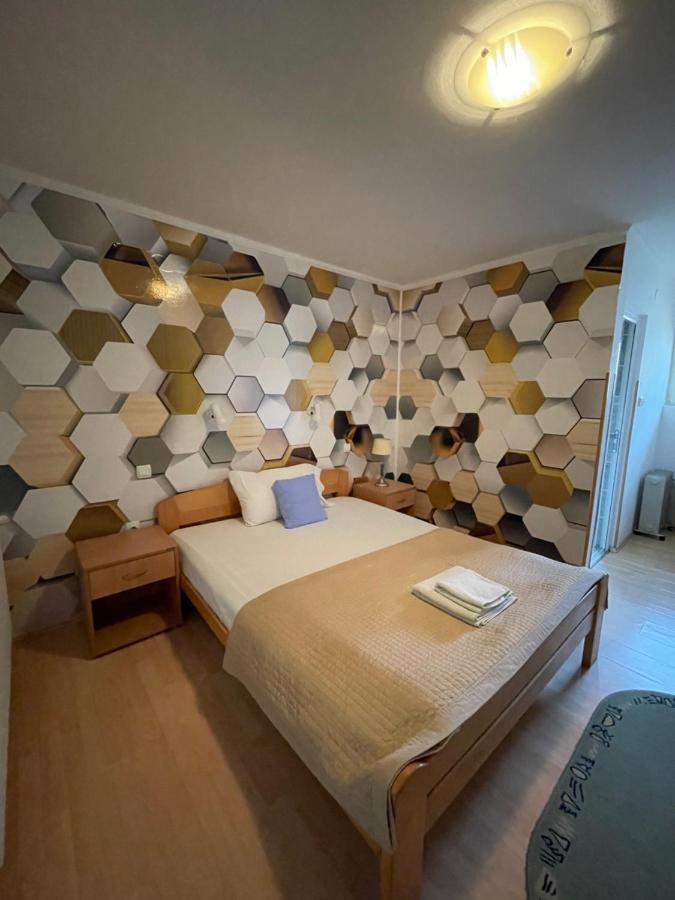 Guest House Luxotel Zrenjanin Buitenkant foto