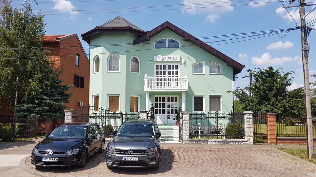Guest House Luxotel Zrenjanin Buitenkant foto