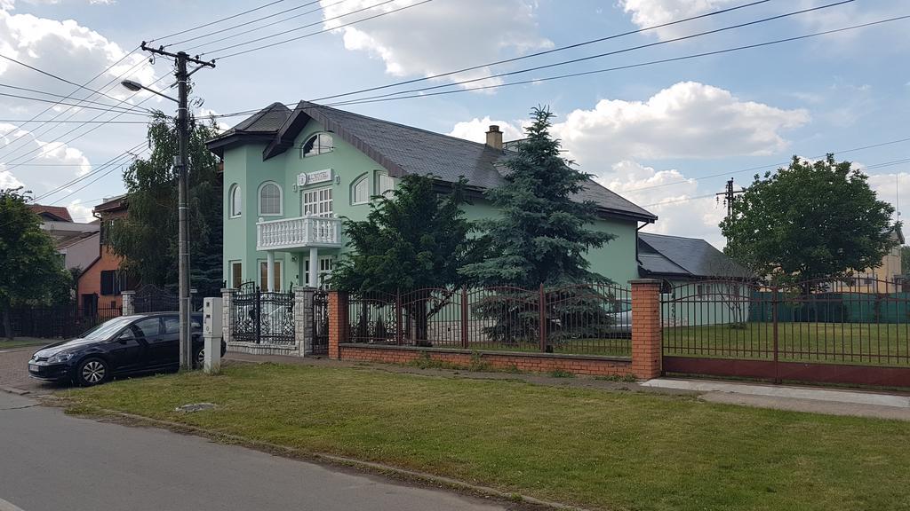 Guest House Luxotel Zrenjanin Buitenkant foto