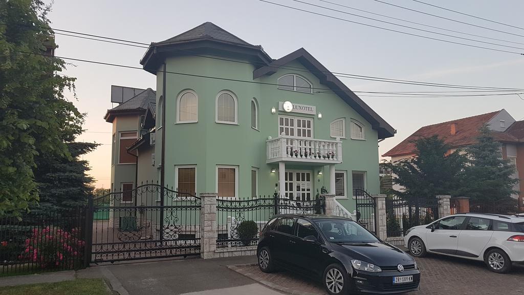 Guest House Luxotel Zrenjanin Buitenkant foto